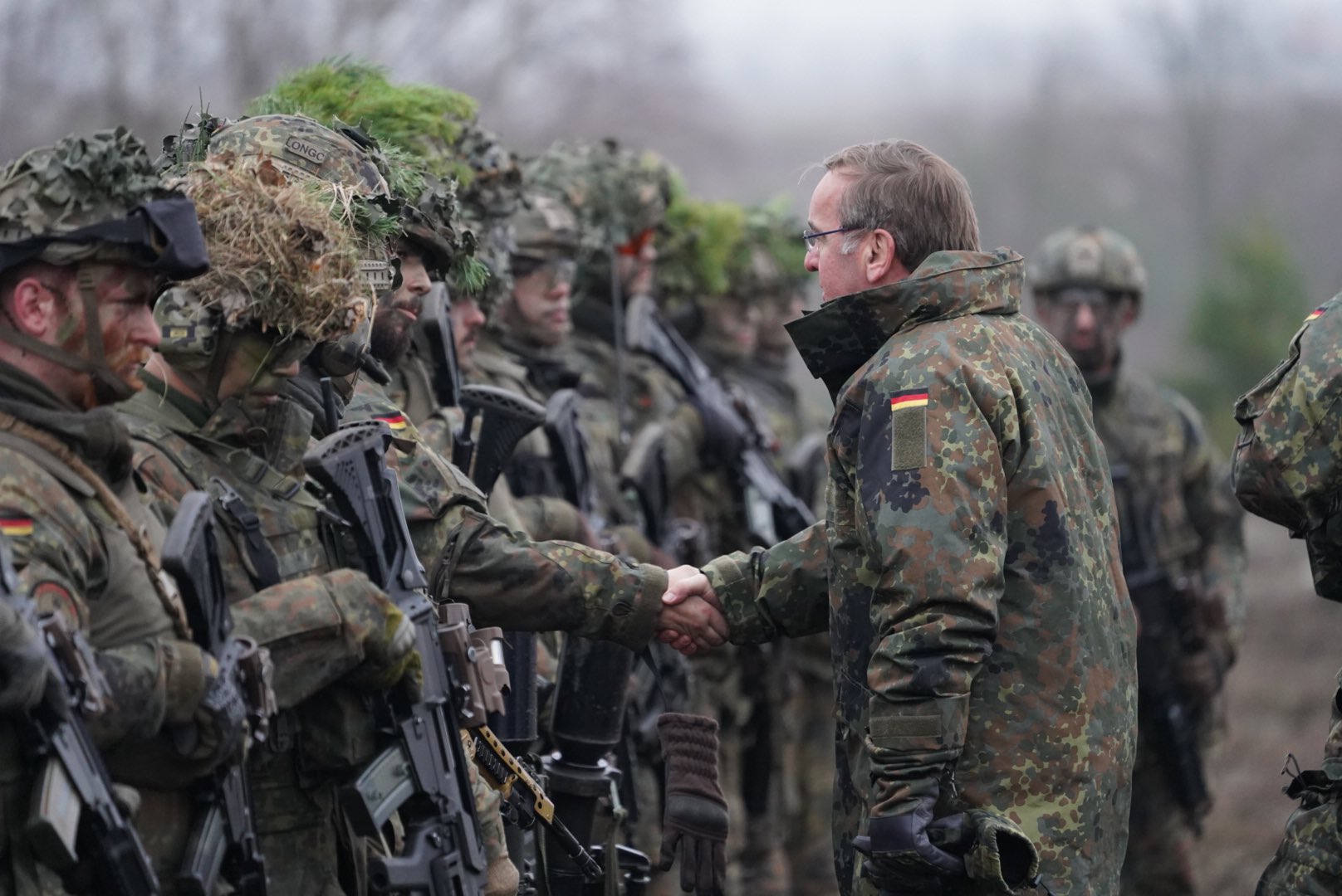 Міністр оборони Німеччини Борис Пісторіус з військовими. Фото: Міноборони ФРН
