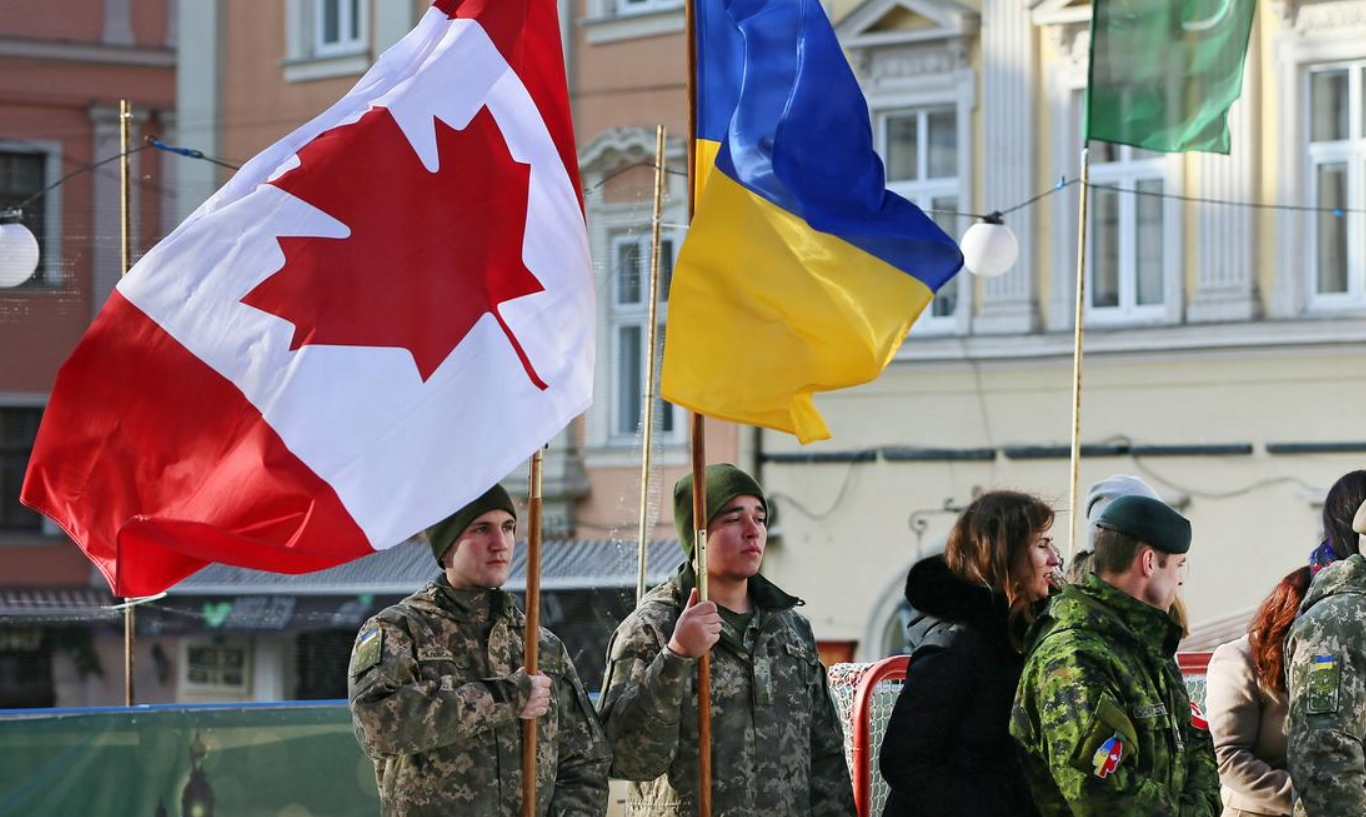 Військові тримають прапори Канади та України. Фото: Мілітарний