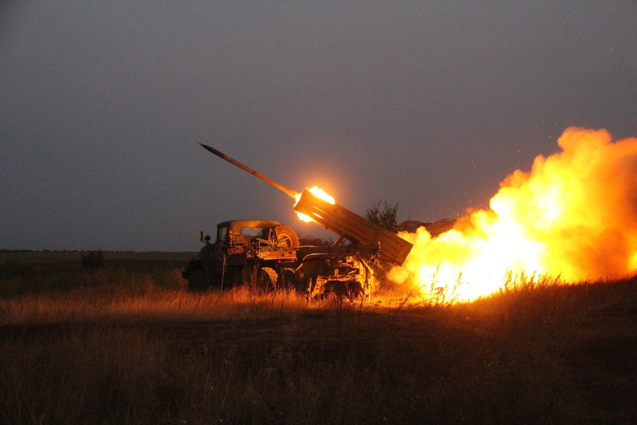 Воїни ЗСУ стріляють з артилерії. Ілюстративне фото: Генштаб