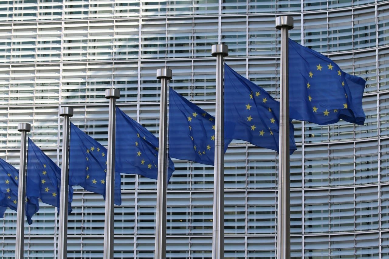 Прапори ЄС біля парламенту. Фото: Unsplash