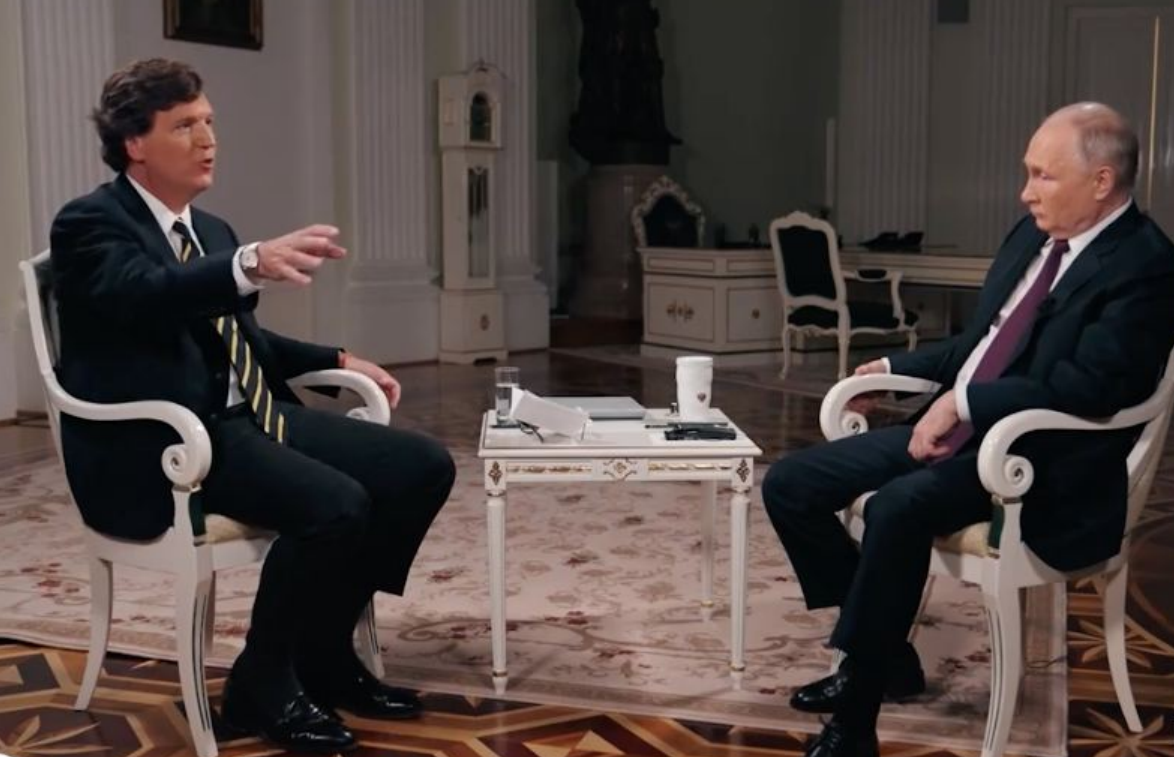 Такер Карлсон і Володимир Путін. Фото: скріншот із відео
