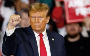 Байден “подарує” Україну Путіну, — Трамп