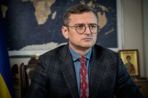 Кулеба розкритикував відсутність опору росіян Путіну
