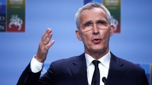 Заборона на удари по РФ ускладнює оборону України, – Столтенберг