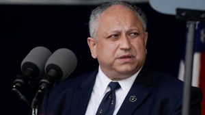 Главу ВМС США звинуватили у порушенні закону про політичну діяльність