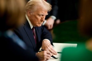 Трамп звільнив 121 тисячу державних службовців