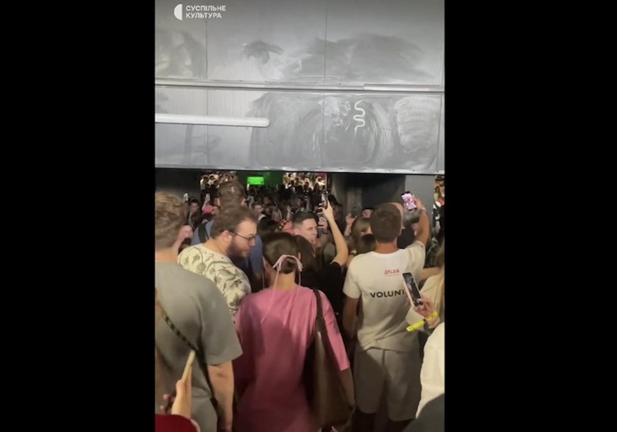 Українці співають гімн в укритті після зупинки виступу «Бумбоксу» / Фото: відкриті джерелв