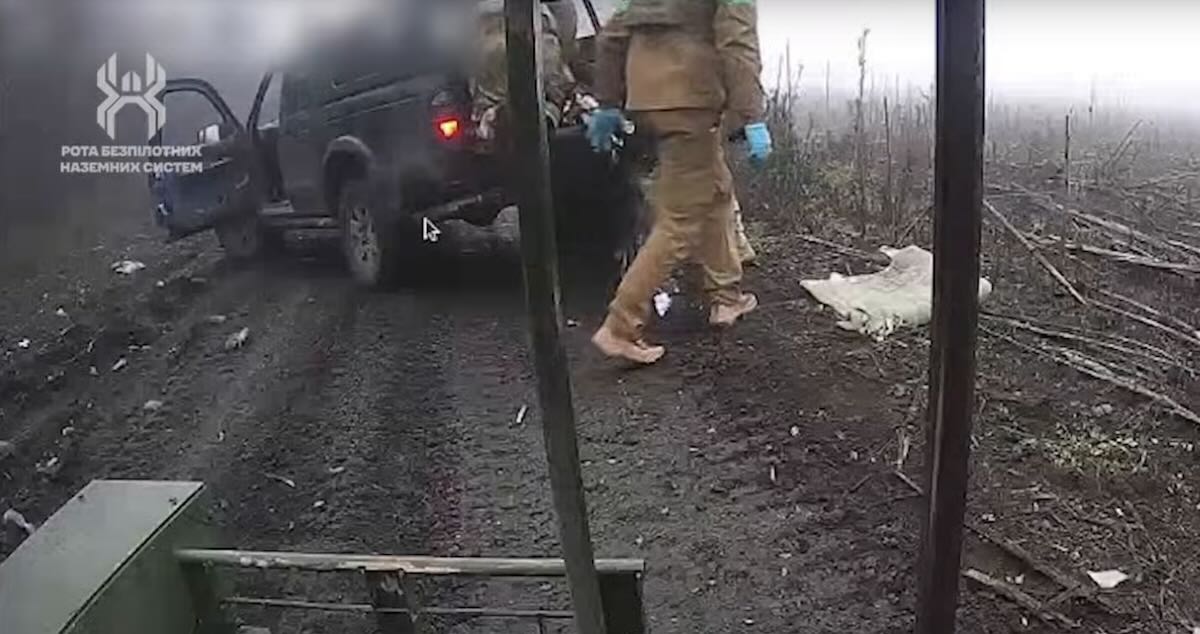 Штурмовики рятують пораненого після підриву наземного дрона / Фото: 92 бригада