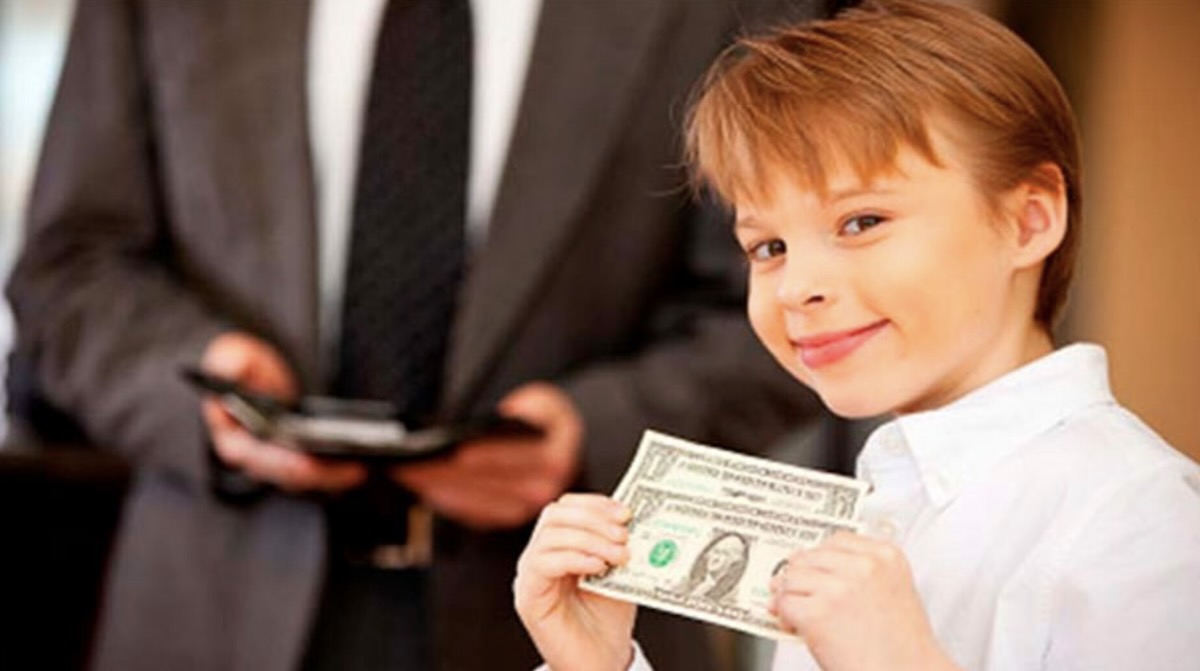 Платити за оцінки чи мотивувати інакше: українці посперечалися через винагороди дітям